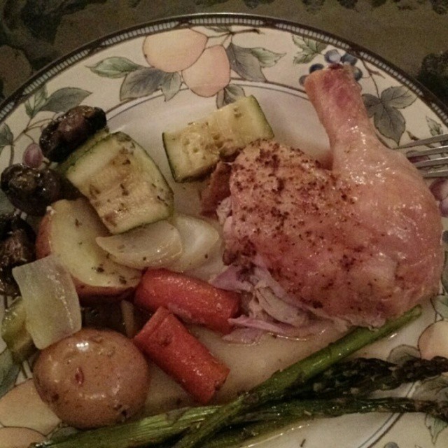 While Roasted chicken and Veg from the #BigGreenEgg.. That was some tender and juicy chicken