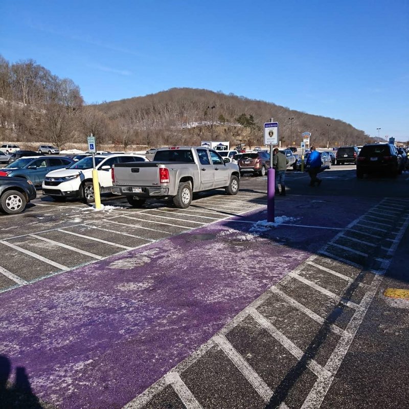 Purple Heart parking at @loweshomeimprovement . I've never seen this anywhere before. Kudos to 