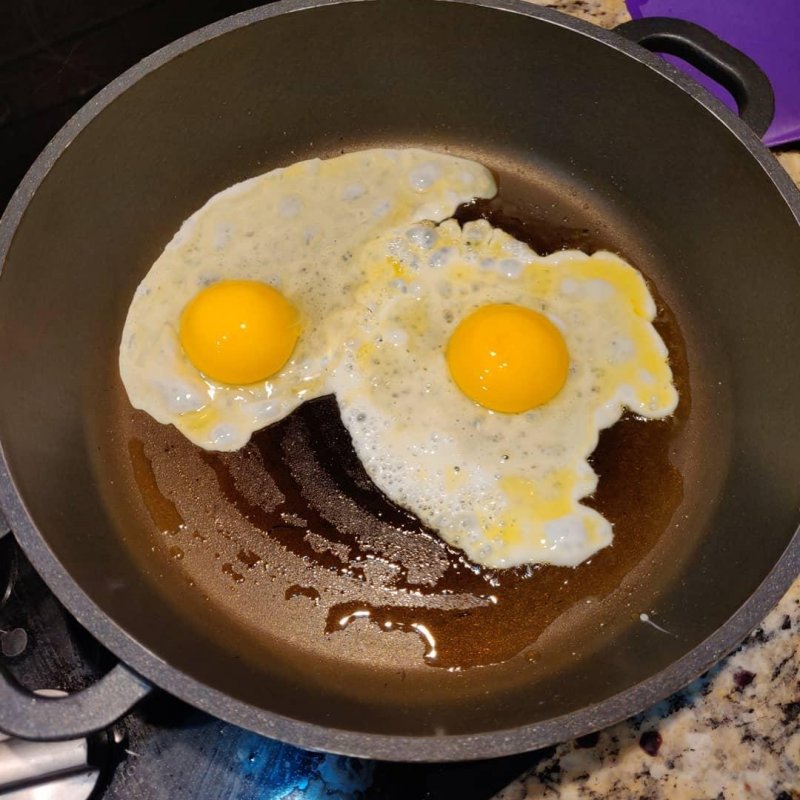 Turkey egg, huge yolk, little white
#buylocal @thewildramp 